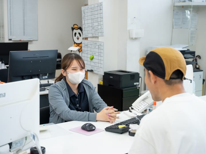 店舗受付でスタッフが対応している様子