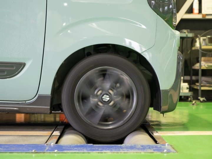 整備士が車両を点検している様子