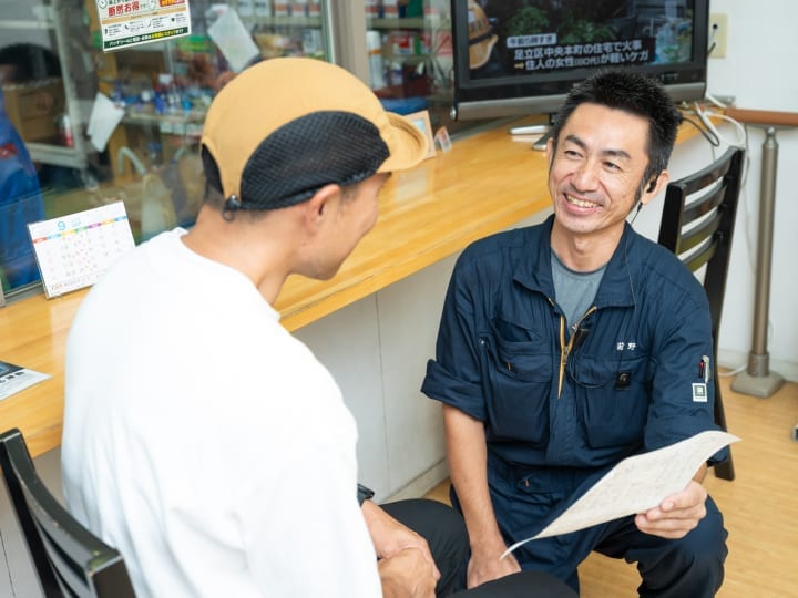 検査員がお客様に説明している様子