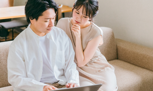車検について相談する男女