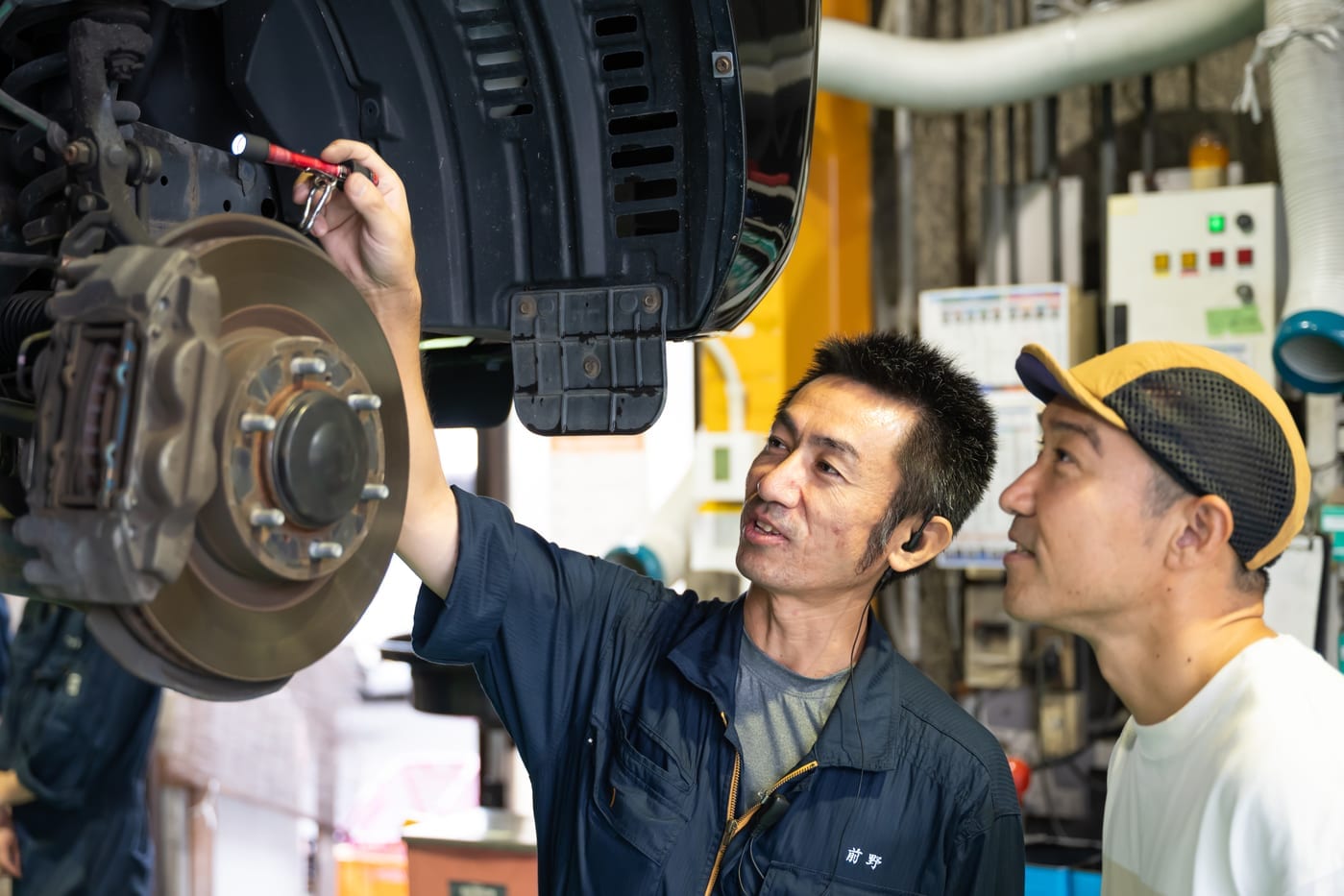 立会車検でスタッフがお客様に説明している様子