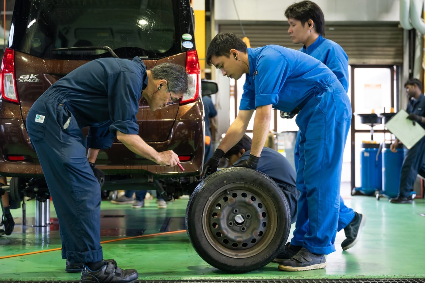 整備士が車両を整備している様子