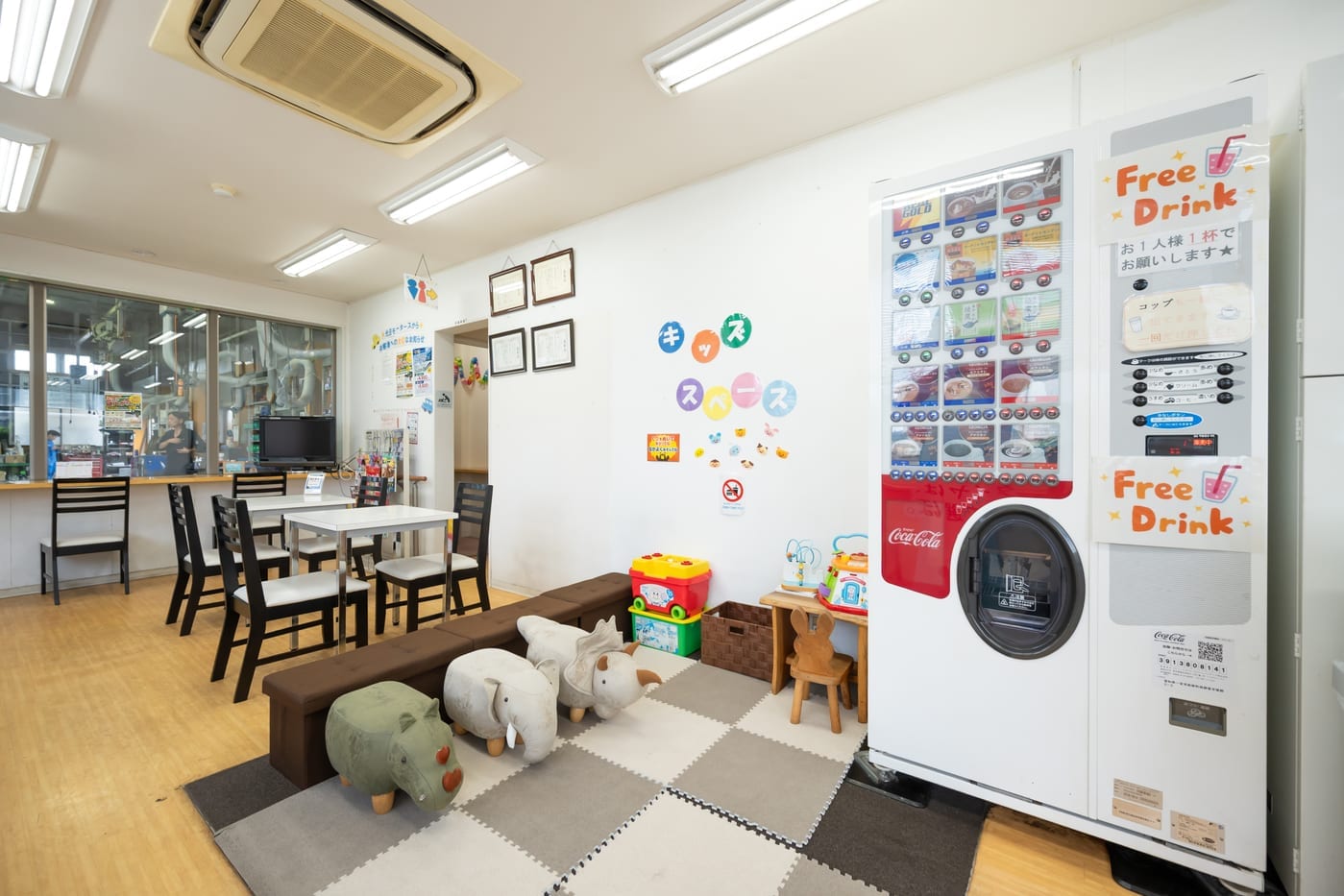 待合スペースとキッズコーナーの様子